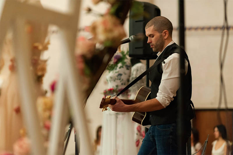 Image of Pat playing at the Chosen Wedding Fair